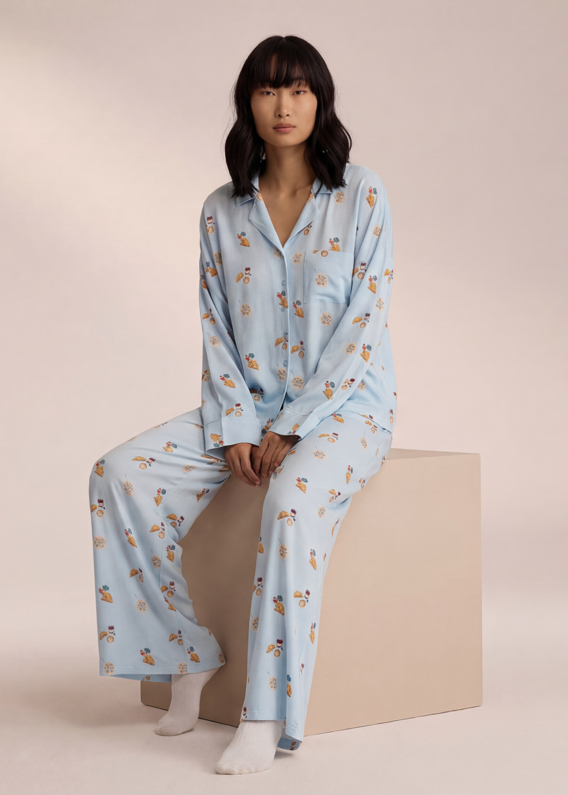 Modisches Damen Outfit-Set mit Mini-Print in Nahaufnahme des Stoffdetails