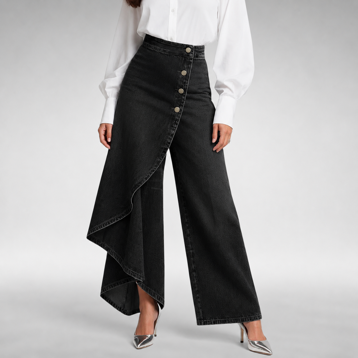 Weite Damenhose mit elegantem, fliessendem Stoff in Rückansicht