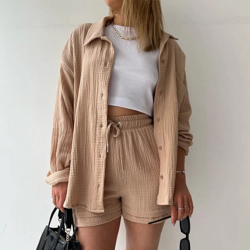 Damen-Sommermode als zweiteiliges Set mit stilvoller Struktur