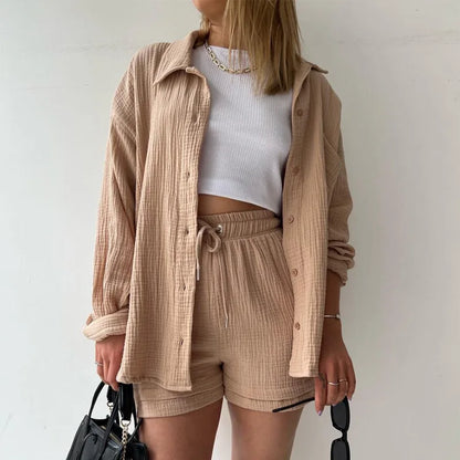 Damen-Sommermode als zweiteiliges Set mit stilvoller Struktur