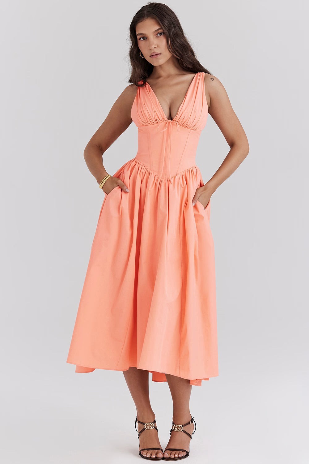 Detailaufnahme vom Blumenprint auf dem Damen Midi Kleid