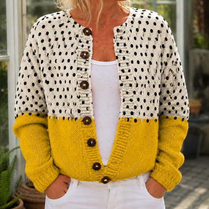 Senfgelber Damen-Strickpullover mit Punktmuster in der Vorderansicht