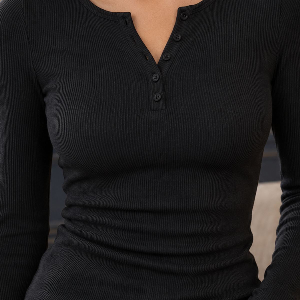 Geripptes Henley-Oberteil für Damen in einer detailreichen Vorderansicht