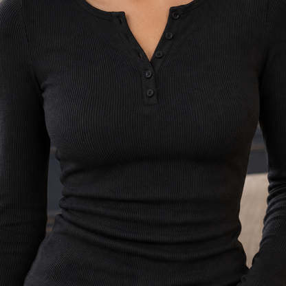 Geripptes Henley-Oberteil für Damen in einer detailreichen Vorderansicht
