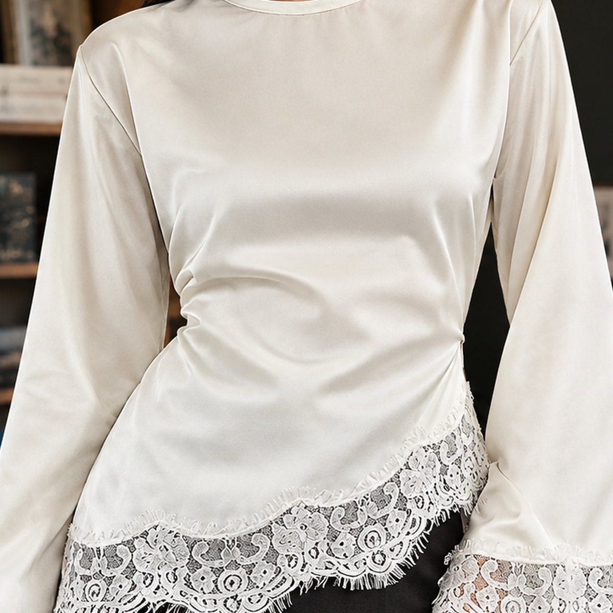 Elegantes Damen-Oberteil mit zartem Spitzensaum vorne