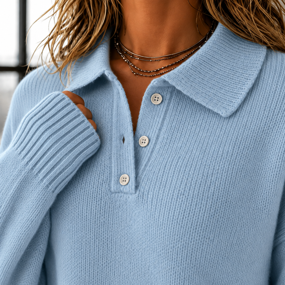 Weicher Strick des Damen Polo-Pullovers im Detail
