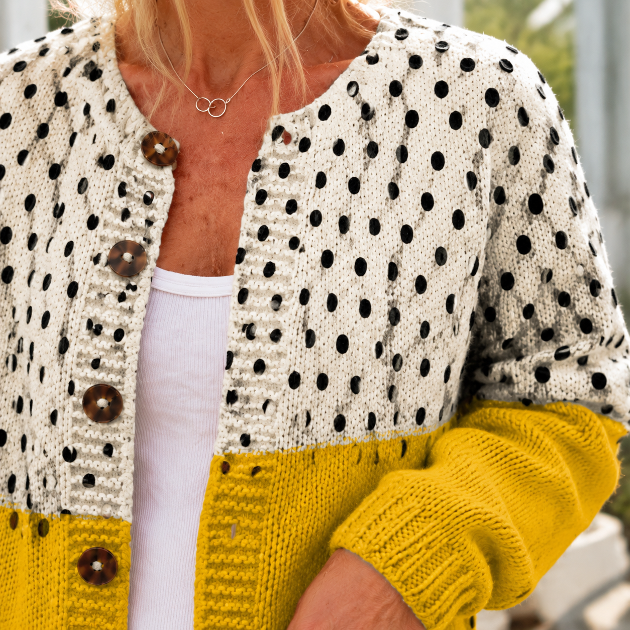 Senfgelber Strickpullover für Damen mit klassischem Rundhalsausschnitt