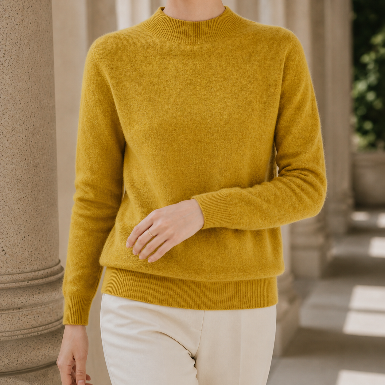Damen-Kaschmirpullover stilvoll zu einem modernen Alltagslook kombiniert