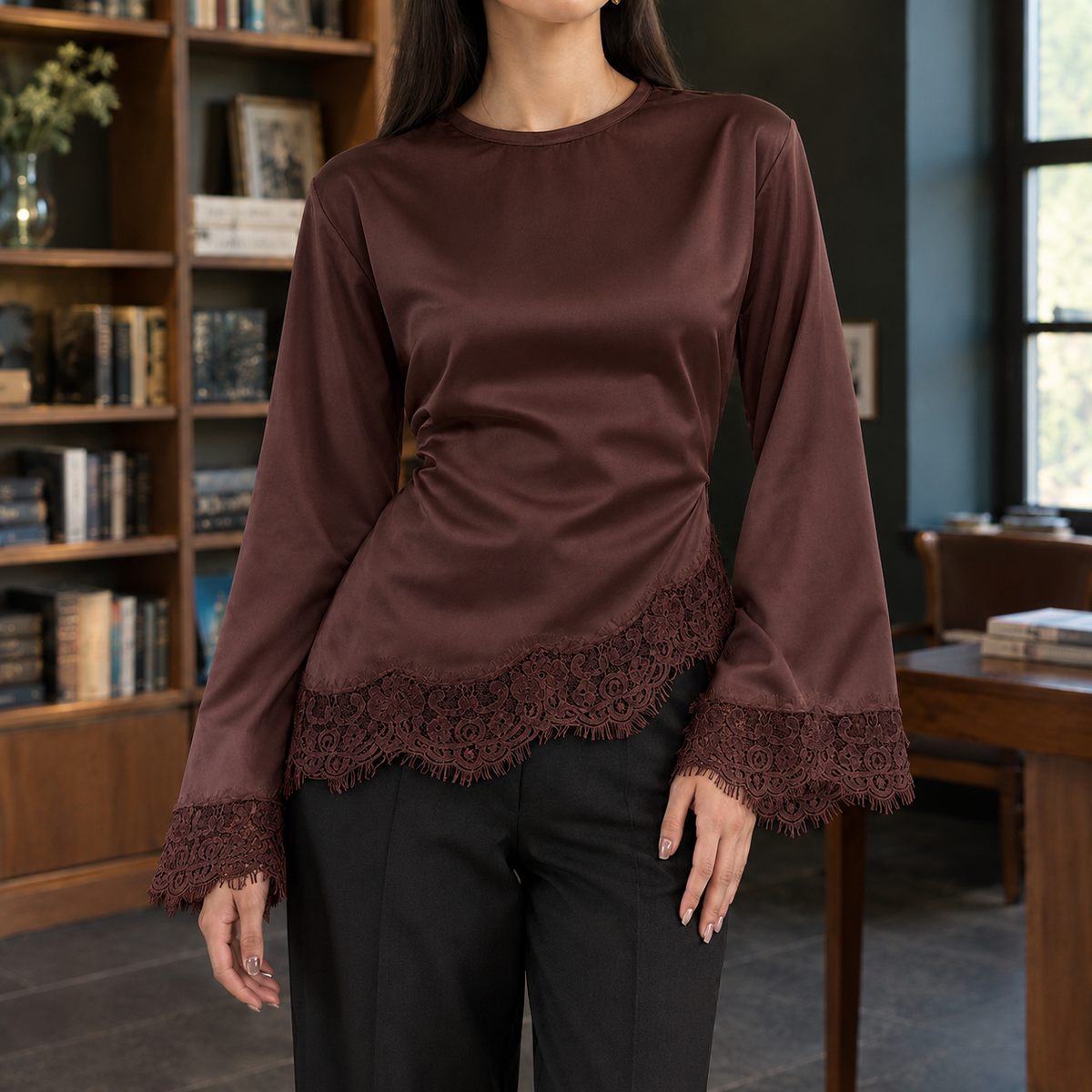 Nahaufnahme des Spitzensaums am eleganten Damen-Oberteil