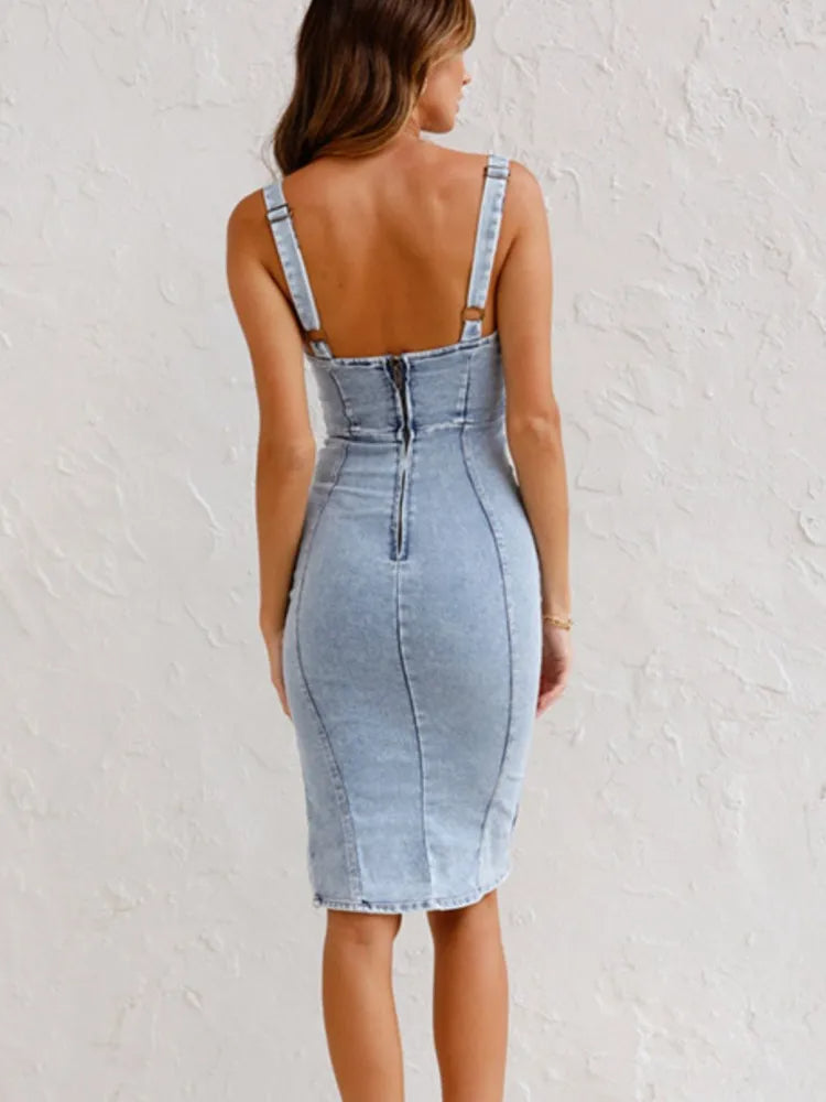 Detailansicht der verstellbaren Träger am Denim Midikleid