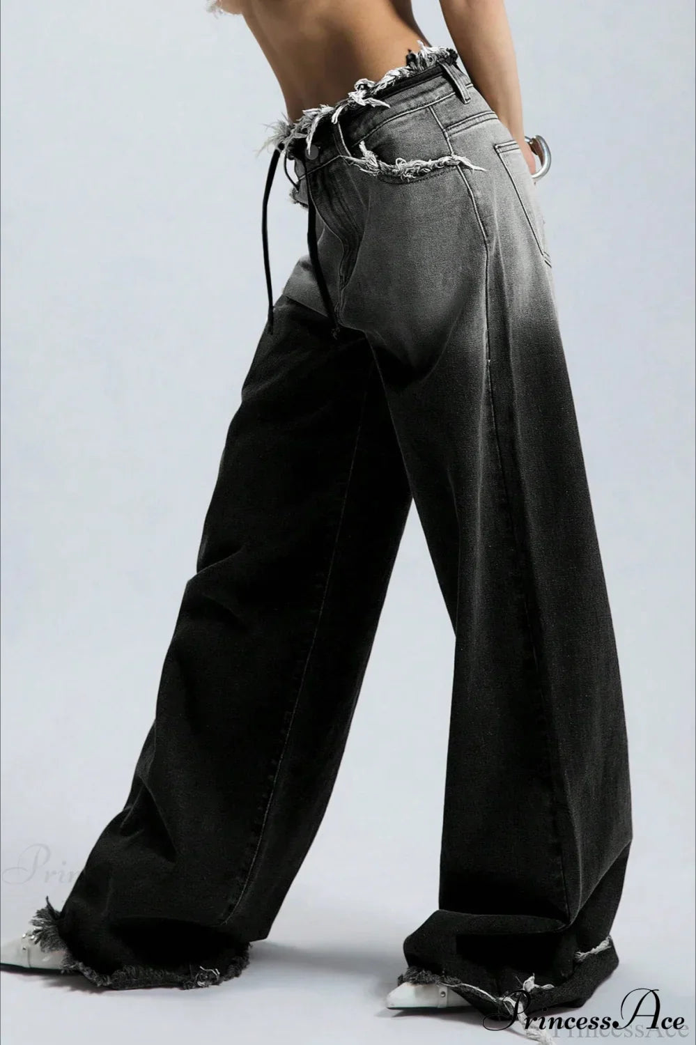 Damenjeans mit weitem Bein und fransigem Bund von vorne