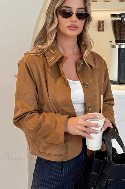 Langer Damenmantel mit Reverskragen und Wildleder-Look von vorne gezeigt