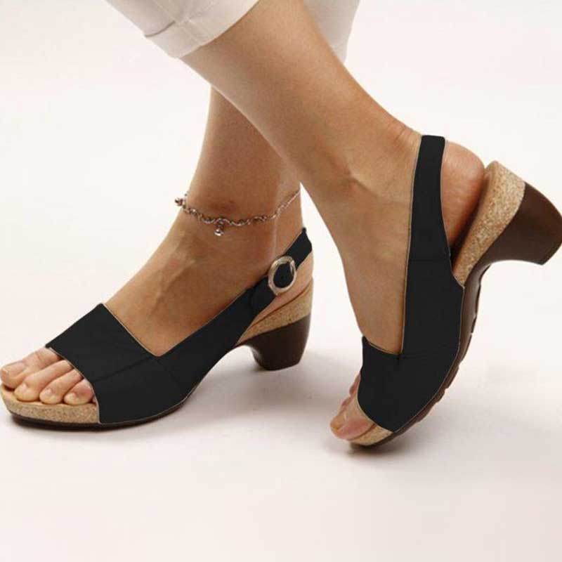 Ergonomische Absatzsandalen für Damen in eleganter Schrägansicht
