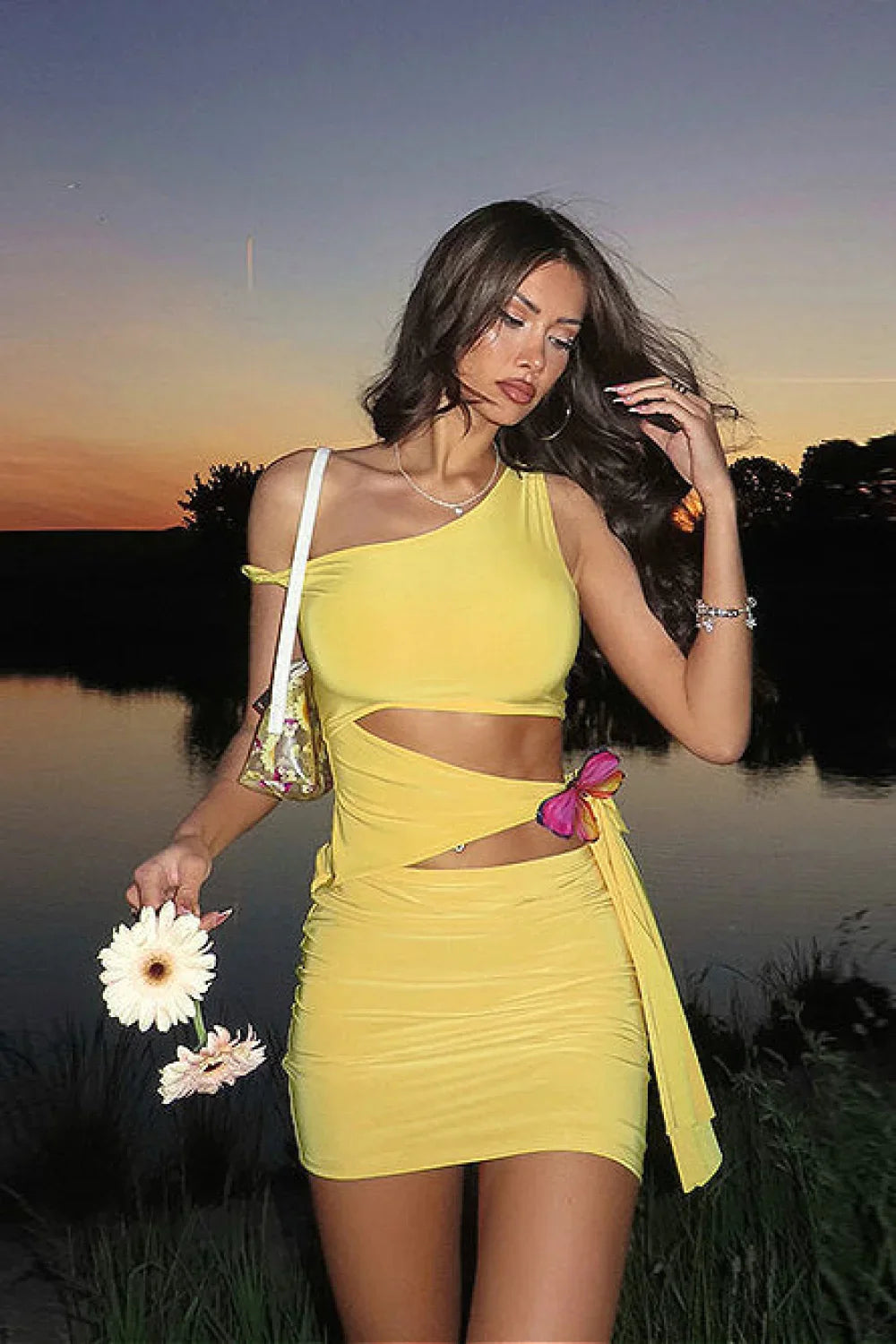 Minikleid für Damen mit seitlichem Cut-out und Schleifen-Detail