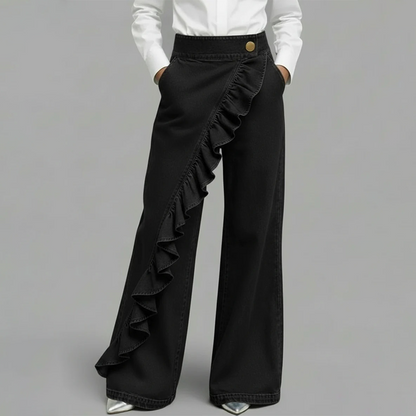 Asymmetrische Jeans mit weitem Bein und Volant