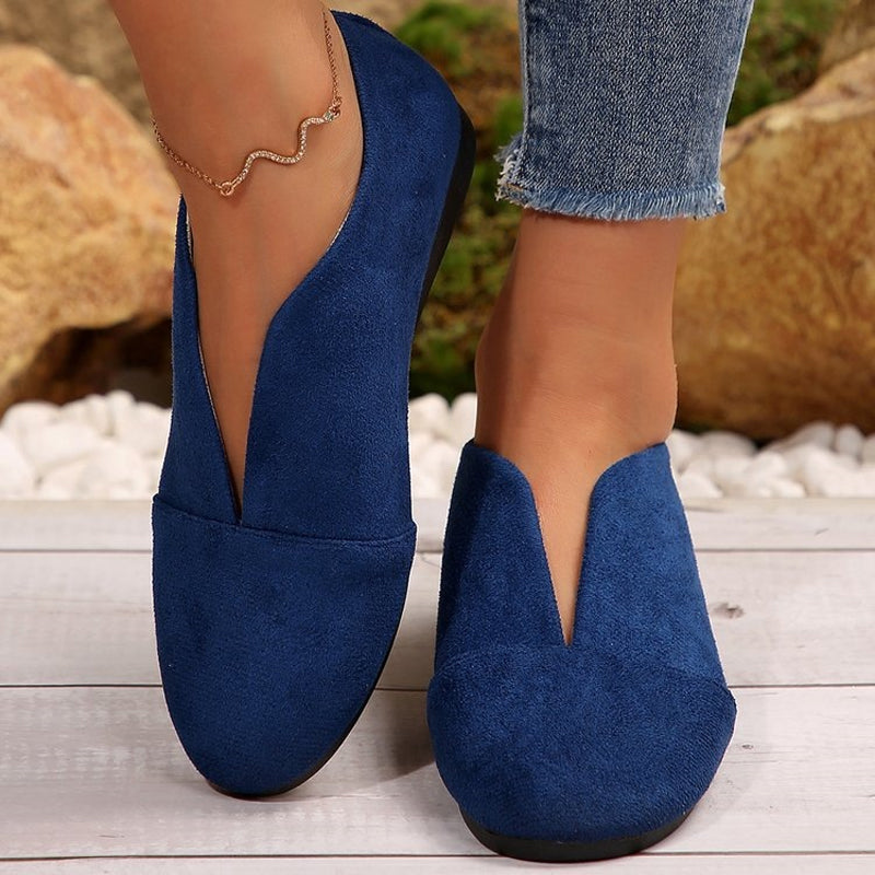 Damen Slip-on Schuhe in schlichter Optik auf weissem Hintergrund