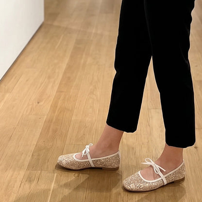 Flache Damen-Ballerinas aus Spitze in stilvoller Nahaufnahme