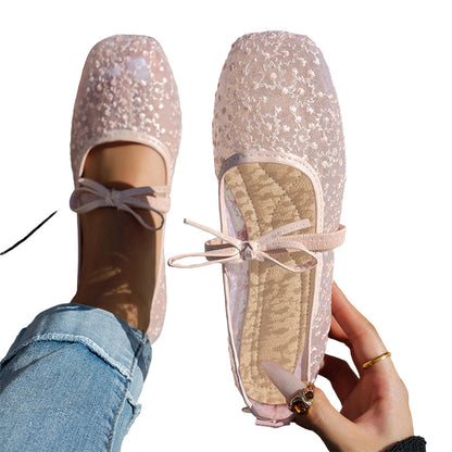 Damen-Ballerinas aus Spitze mit Zierschleife von vorne fotografiert