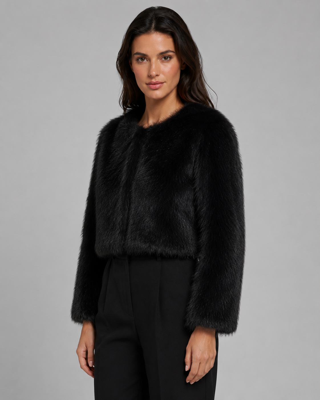 Damen-Kurzjacke aus schwarzem Kunstfell in der Vorderansicht