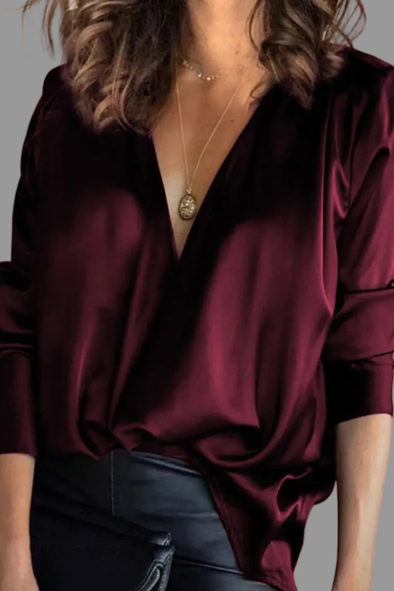 Elegante Damenbluse aus Satin mit drapiertem Ausschnitt von vorne