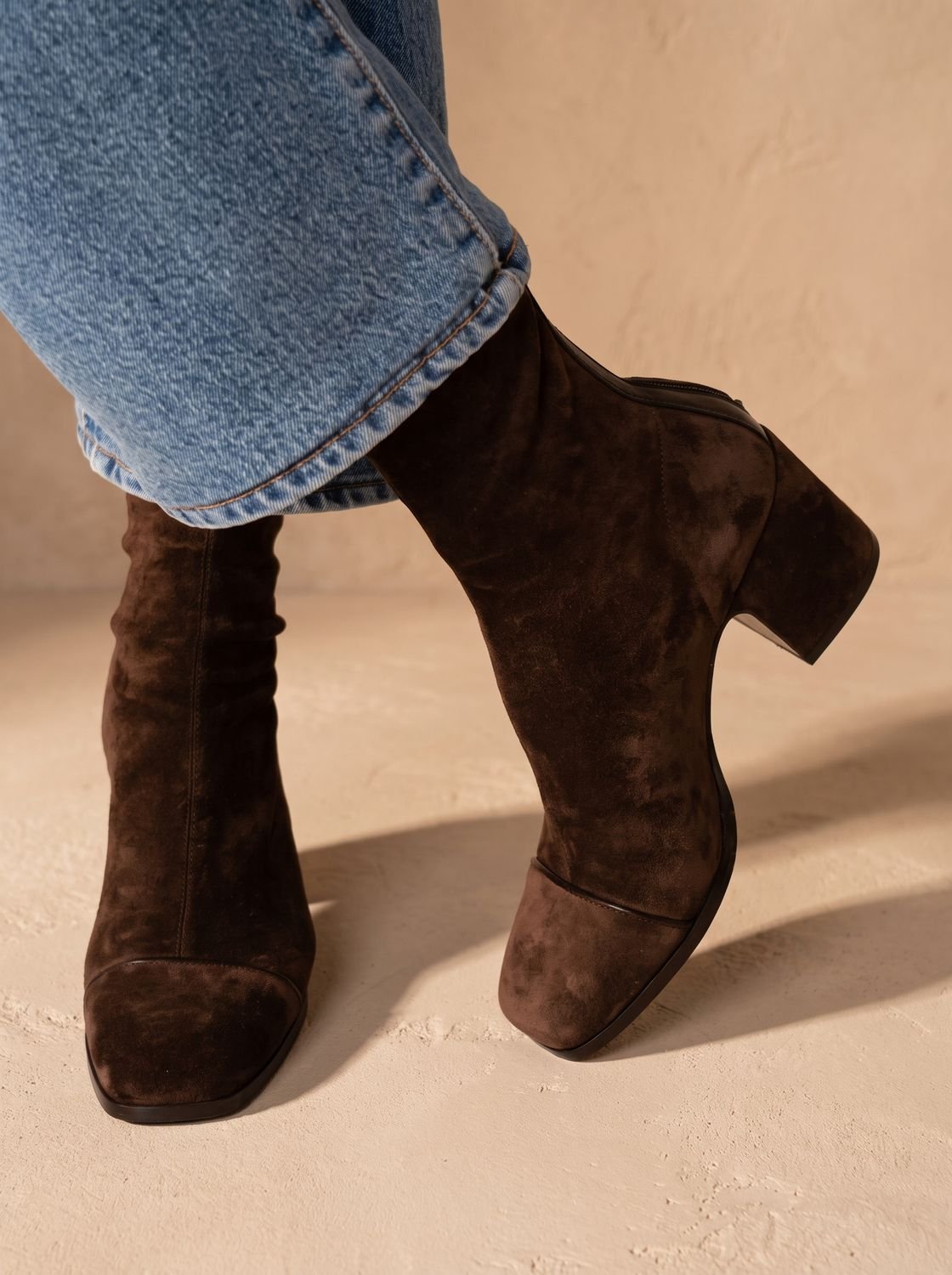 Damenstiefel aus dunkelbraunem Veloursleder mit quadratischer Zehenpartie und Blockabsatz