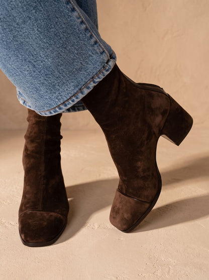 Damenstiefel aus dunkelbraunem Veloursleder mit quadratischer Zehenpartie und Blockabsatz