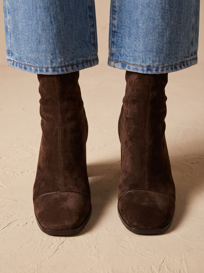 Dunkelbraune Damenstiefel aus Veloursleder mit mittelhohem Schaft und stabilem Blockabsatz