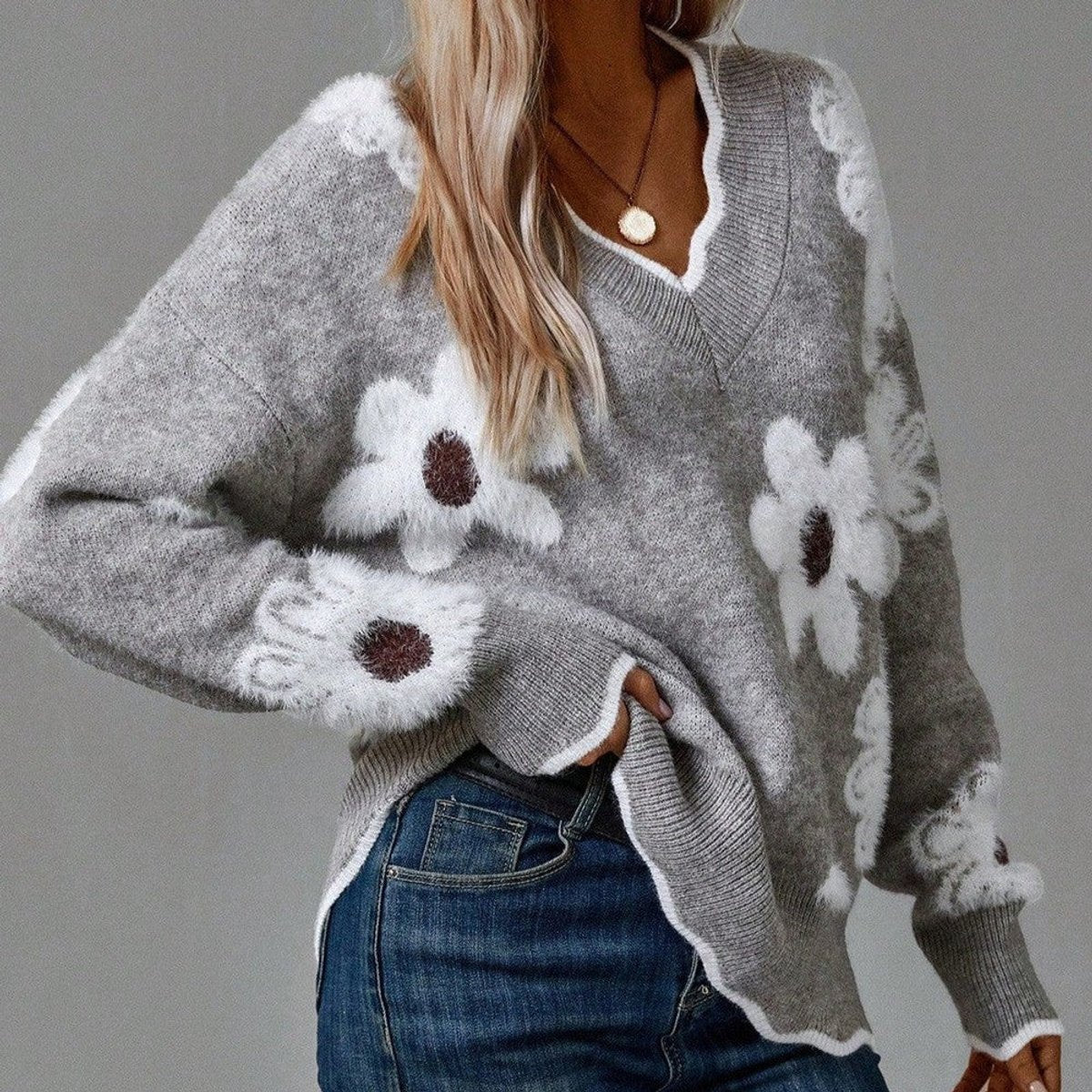 Damenpullover mit V-Ausschnitt und Blumenstruktur von vorne