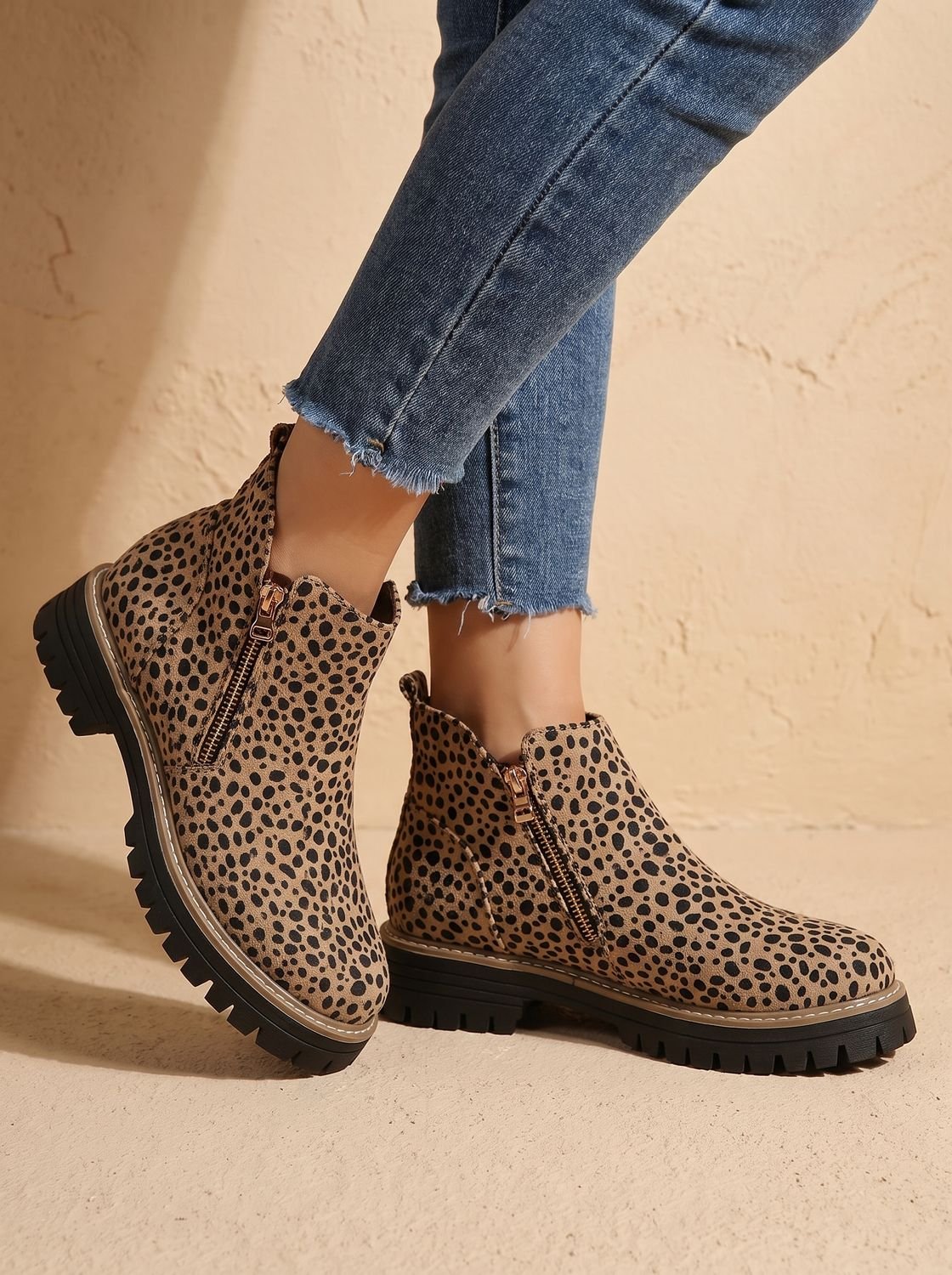 Damen-Stiefeletten mit Seitenreissverschluss im Leopardenmuster