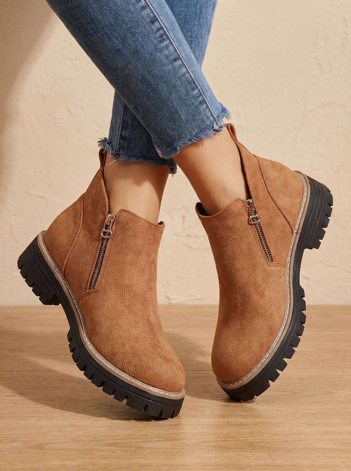 Paar modische Damen-Stiefeletten mit Seitenreissverschluss