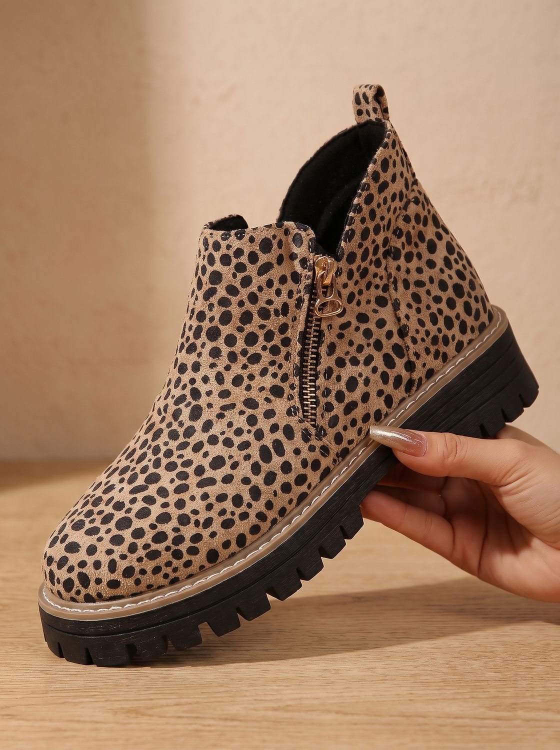 Damen-Stiefeletten mit auffälligem Leopardenmuster