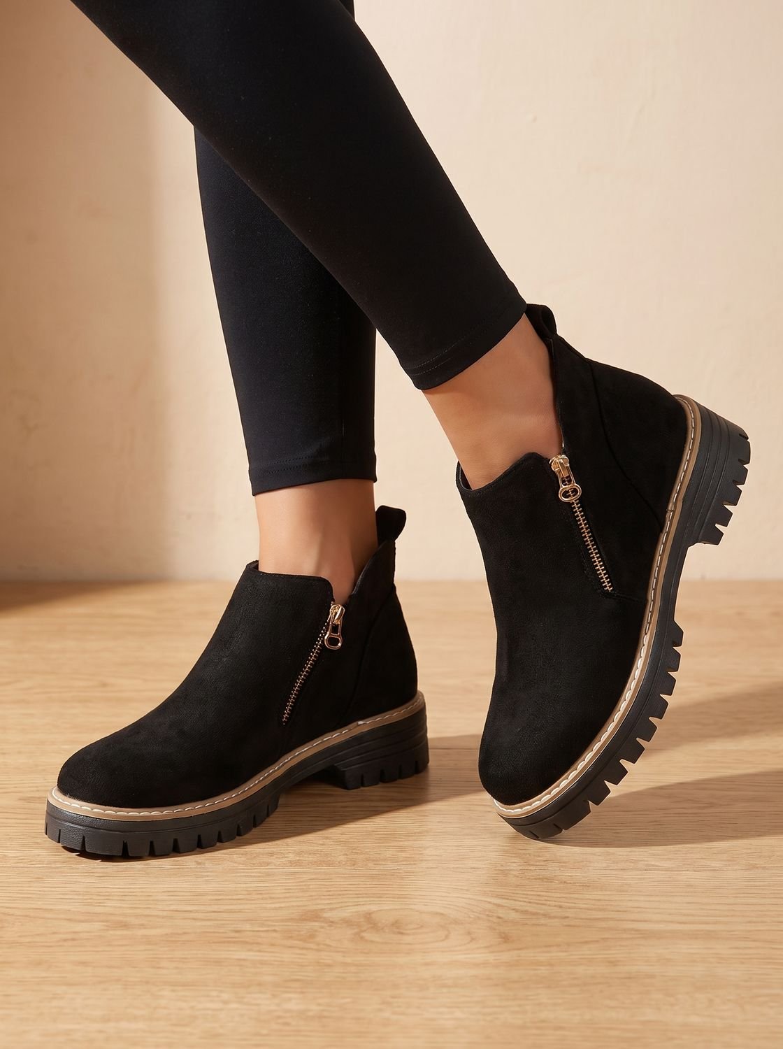 Nahaufnahme des Seitenreissverschlusses an einer Stiefelette