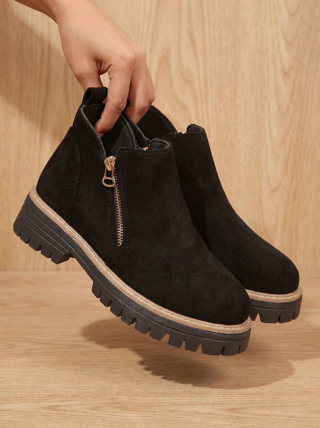 Paar Damen-Stiefeletten mit Leopardenmuster von aussen