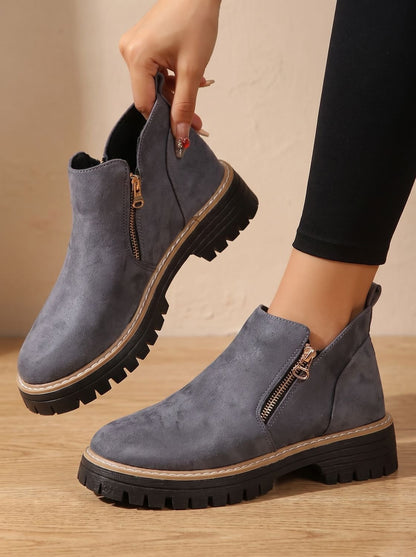 Damen-Stiefeletten im Leopardenmuster aus seitlicher Perspektive