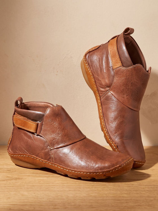 Seitenansicht einer knöchelhohen Damen-Stiefelette mit flachem Absatz