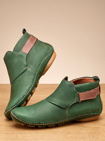 Paar Damen-Stiefeletten mit flachem Absatz und Slip-on-Komfort