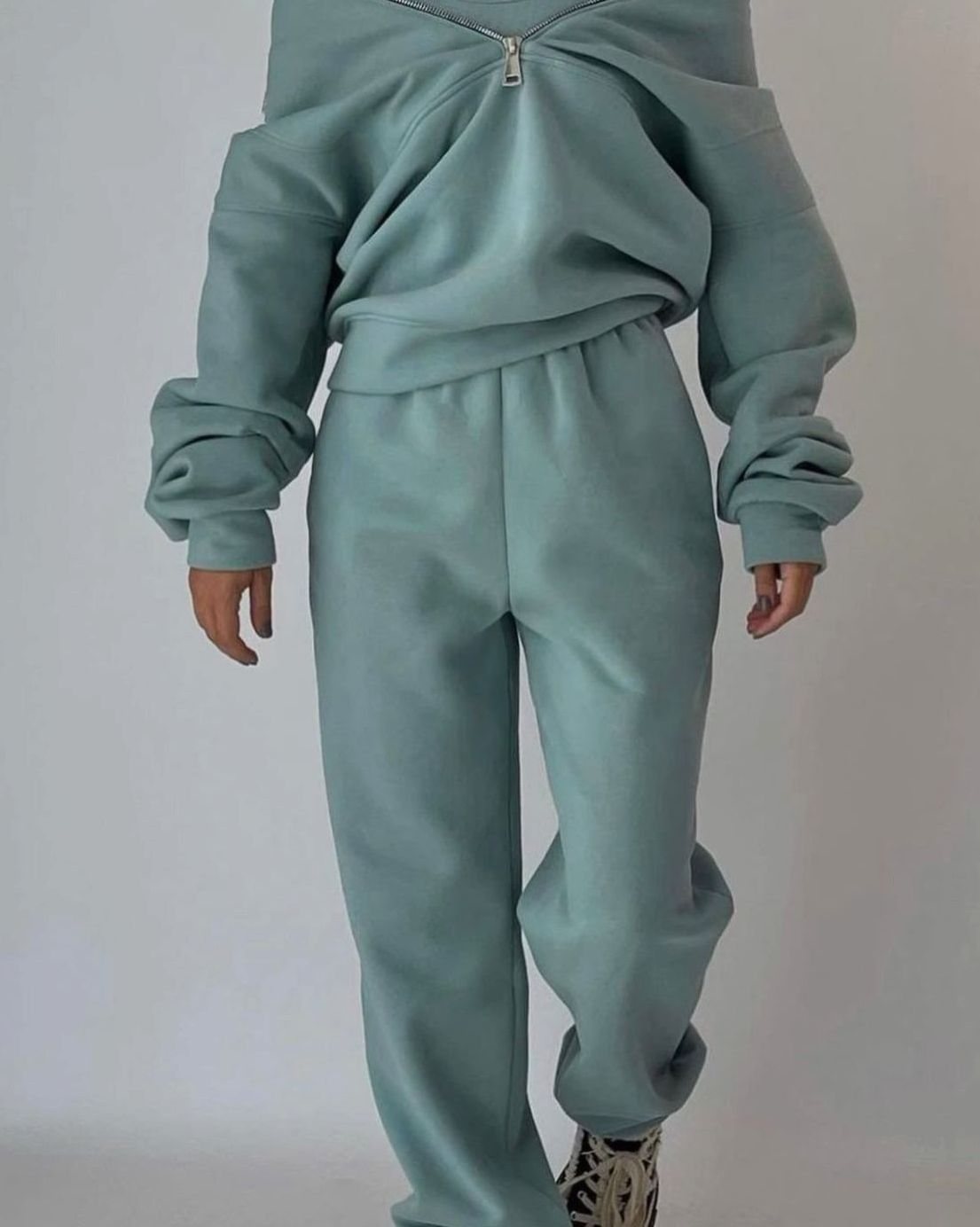 Sportlicher Damen-Jogginganzug als zweiteiliges Outfit