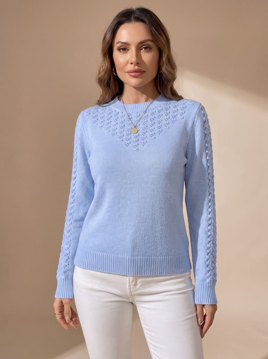Seitenansicht des kurz geschnittenen Pointelle-Strickpullovers