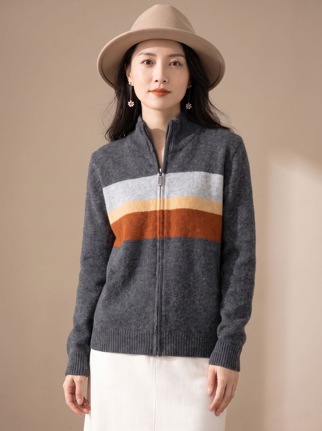 Gestreifter Strickcardigan für Damen in der Vorderansicht