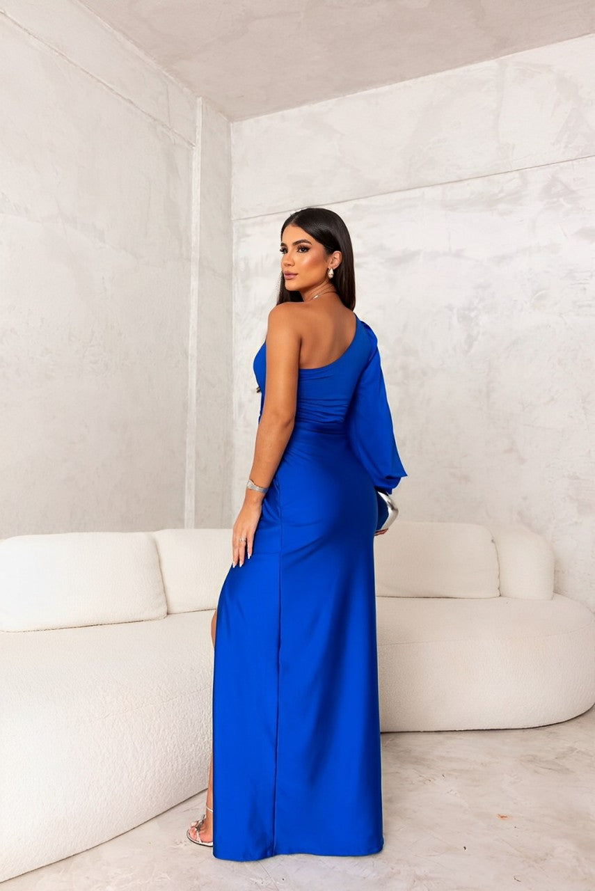 Nahaufnahme vom asymmetrischen Ausschnitt des Damen Maxikleids